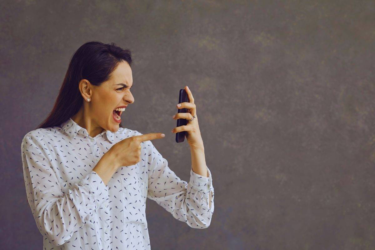 Donna furiosa al telefono